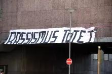 Transparent mit Aufschrift "Rassismus tötet"